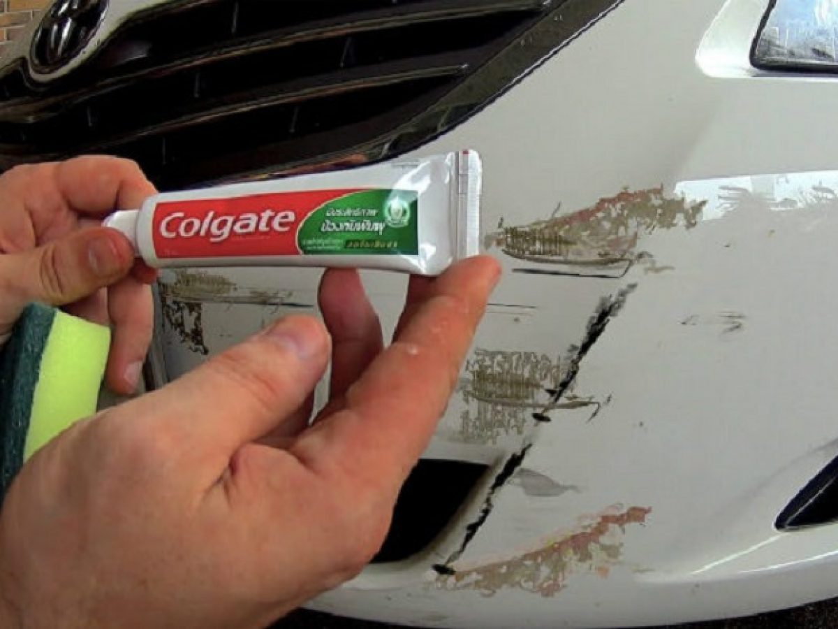 Thực hư việc xóa vḗt xước xe ô tô bằng kem đánh răng