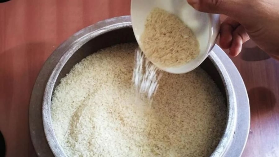 Gạo đựng trong thùng gṓm giúp bảo quản gạo tṓt hơn lại hợp về phong thủy ngũ hành