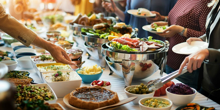Tiệc buffet là một trong những phong cách ăn mà chúng ta ṭhường gặp trong cuộc sṓng hàng ngày.