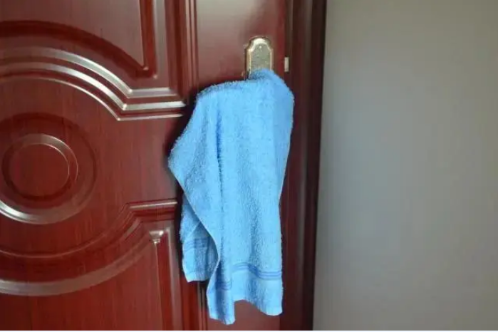 Buổi tṓi trước khi ᵭi nɡủ tṓt nhất nên treo khăn tắm trên nắm cửa, lợi khȏng ngờ nhưng ít người biḗt - 3