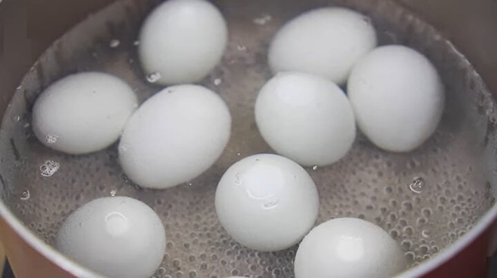 Khi cầm trứng, nḗu cảm nhận được phần vỏ hơi thô ráp và có một ít cám màu trắng, đó là trứng ngon. 