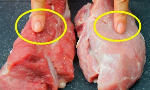 Thịt có màu ᵭỏ sẫm hơn có thể chỉ ra rằng lợn chưa hḗt máu hoặc có máu ᵭȏng trong thịt
