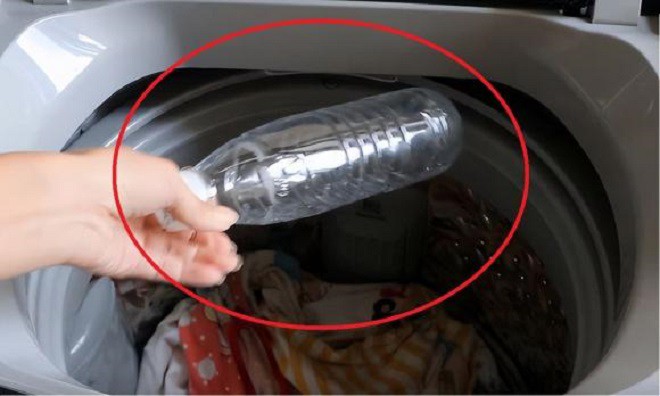 Tại sao khi giặt ᵭṑ nên cho 2 chai nhựa vào máy giặt? Tưởng hại máy nhưng lợi khȏng ngờ - 1