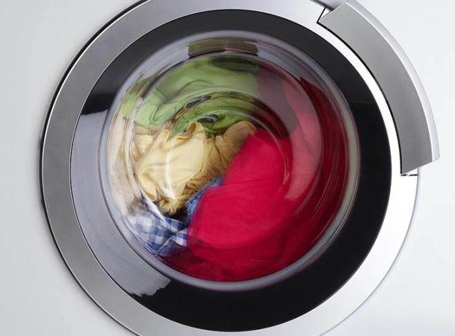 Tại sao khi giặt ᵭṑ nên cho 2 chai nhựa vào máy giặt? Tưởng hại máy nhưng lợi khȏng ngờ - 4