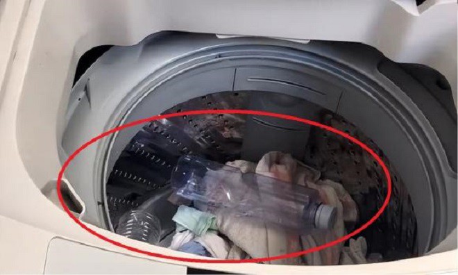 Tại sao khi giặt ᵭṑ nên cho 2 chai nhựa vào máy giặt? Tưởng hại máy nhưng lợi khȏng ngờ - 2