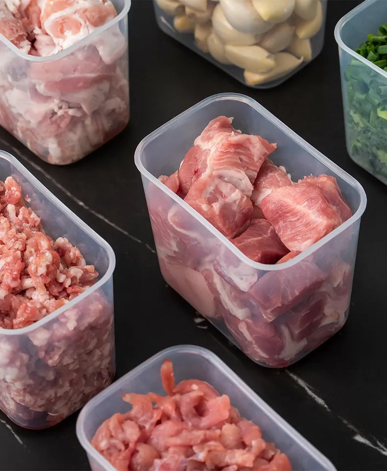 Sau khi mua thịt về, cắt thành những miḗng nhỏ vừa ăn và sơ chḗ sạch sẽ, bạn có thể cho thịt vào những hộp đựng thực phẩm có nắp đậy kín.