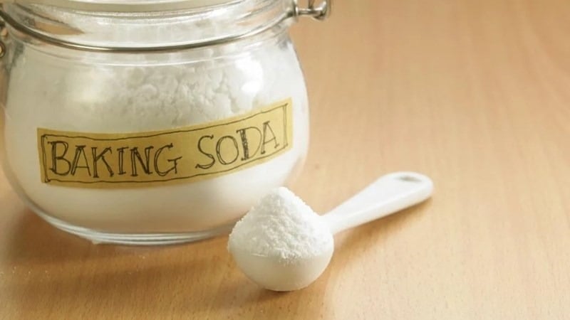 Baking soda có rất nhiều tác dụng mà chị em nội trợ nên có sẵn trong nhà. Ảnh internet