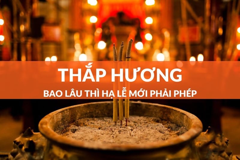 Thông thường, trong nghi lễ truyền thống, gia chủ sẽ phải chờ cho đến khi hết ba tuần hương mới hạ lễ. 