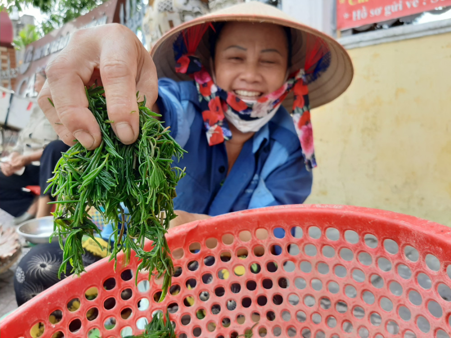 Khi ăn, rau nhót có vị mặn mặn, sừn sựt. Nó thường được chế biến luộc, làm món nộm hoặc có thể xào chung với các loại hải sản, tỏi. 