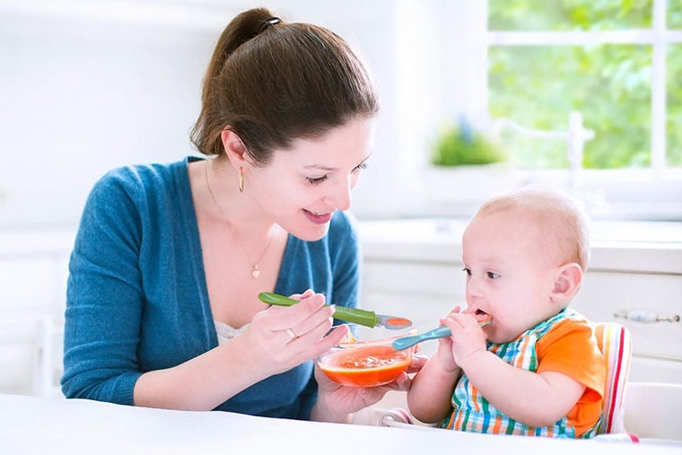 Khi cho trẻ ăn cháo cần ngồi đúng tư thế