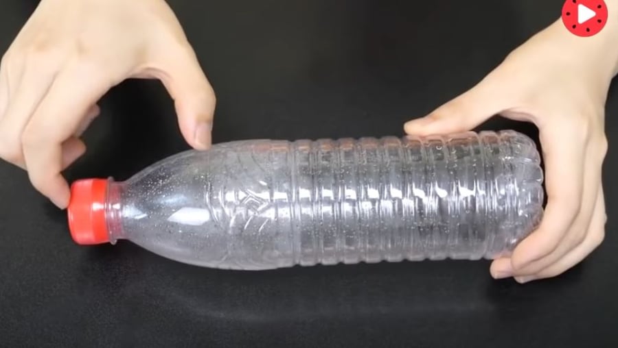Chỉ cần cắt một đoạn ngắn ở đầu chai nhựa là được.