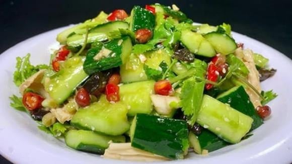 Vào mùa hè, salad trộn rất được ưa chuộng nhờ vị mát dịu, dễ ăn. 