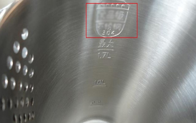 Xin lỗi mấy cũng ngay 4 loại ấm siêu tốc này! Mỗi lần nước uống vào là mỗi lần bong bóng ung thư- Ảnh 2.