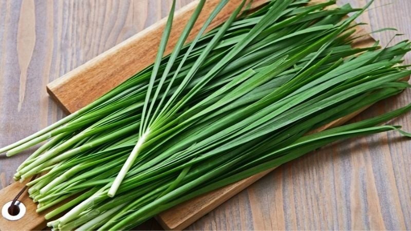 Rau hẹ có hương vị nồng thơm đặc trưng, hình dáng giống hành lá, được mệnh danh là “thuốc bổ tự nhiên” trong dân gian. 