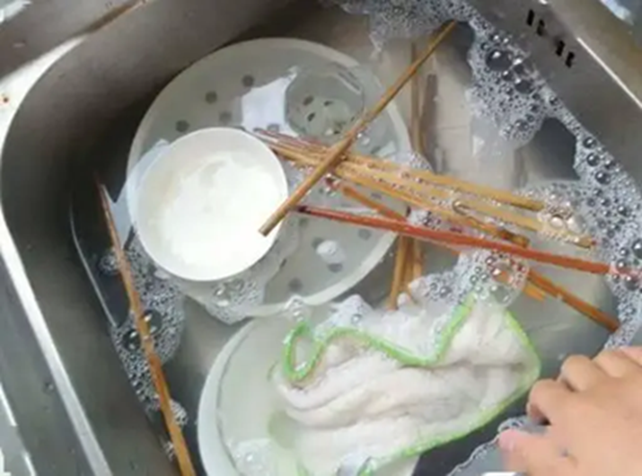 Một người rửa bát, cả nhà mắc bệnh? 4 thói quen rửa bát sai lầm, ai cũng nên bỏ ngay!- Ảnh 2.