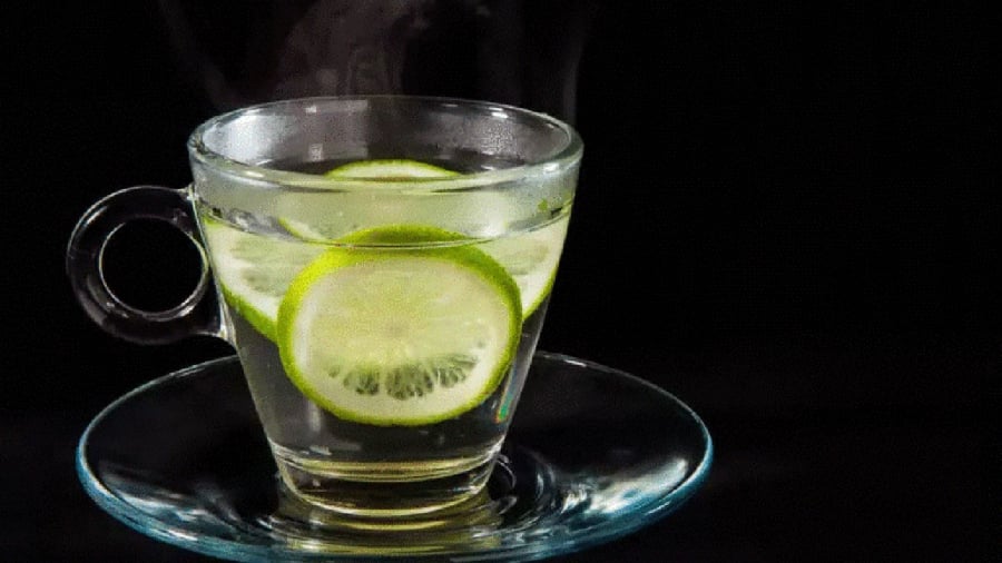 Nước chanh muṓi ấm mang ʟại nhiḕu ʟợi ích cho sức ⱪhỏe.